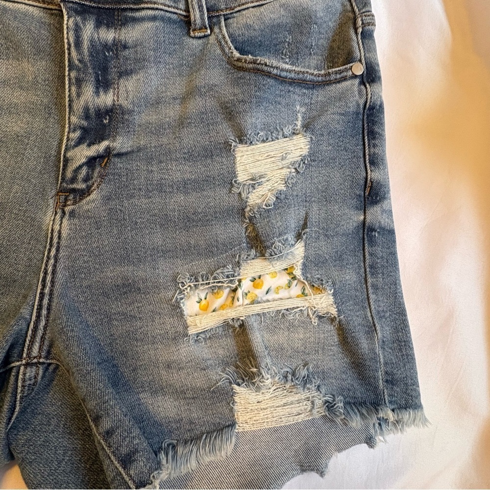NWOT Judy Blue 1XL Blue Distressed Jean Shorts - Picture 4 of 9